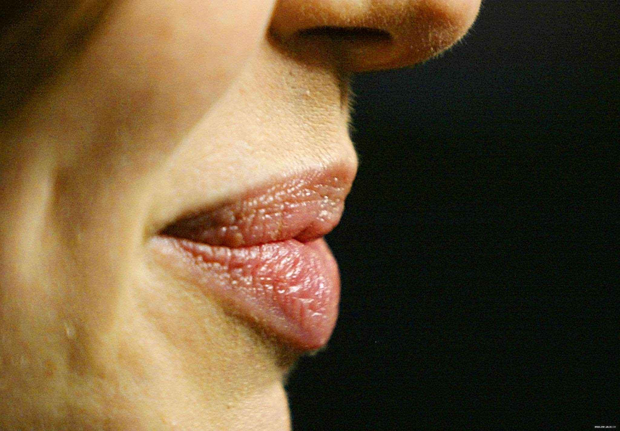 Женские губы в профиль